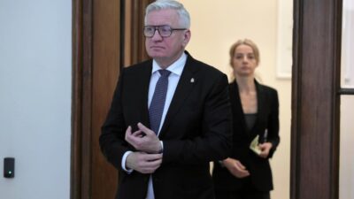 Poznan belediye baskani jacek ja kowiak a meclis oturumunda pastali saldiri 77549