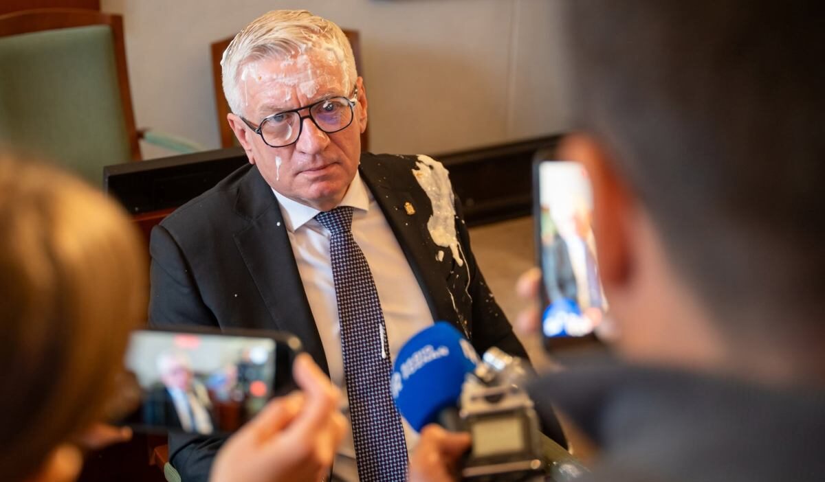 Poznan belediye baskani jacek ja kowiak a meclis oturumunda pastali saldiri 78162