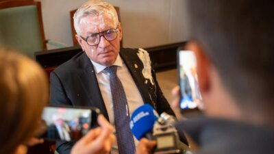Poznan belediye baskani jacek ja kowiak a meclis oturumunda pastali saldiri 78162