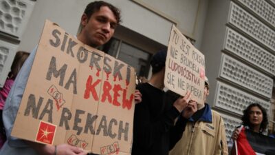 Radosław sikorski’nin kitap tanıtımında filistin yanlısı protesto 4 Rados aw sikorski nin kitap tanitiminda filistin yanlisi protesto 74477