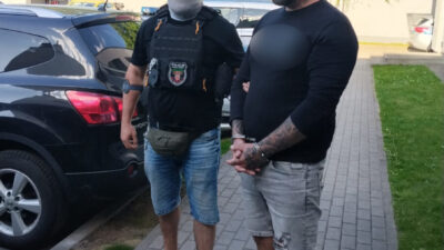 Sevgililer gunu nde mercedes caldi caldigi aracla partnerini gezintiye cikardi 77480
