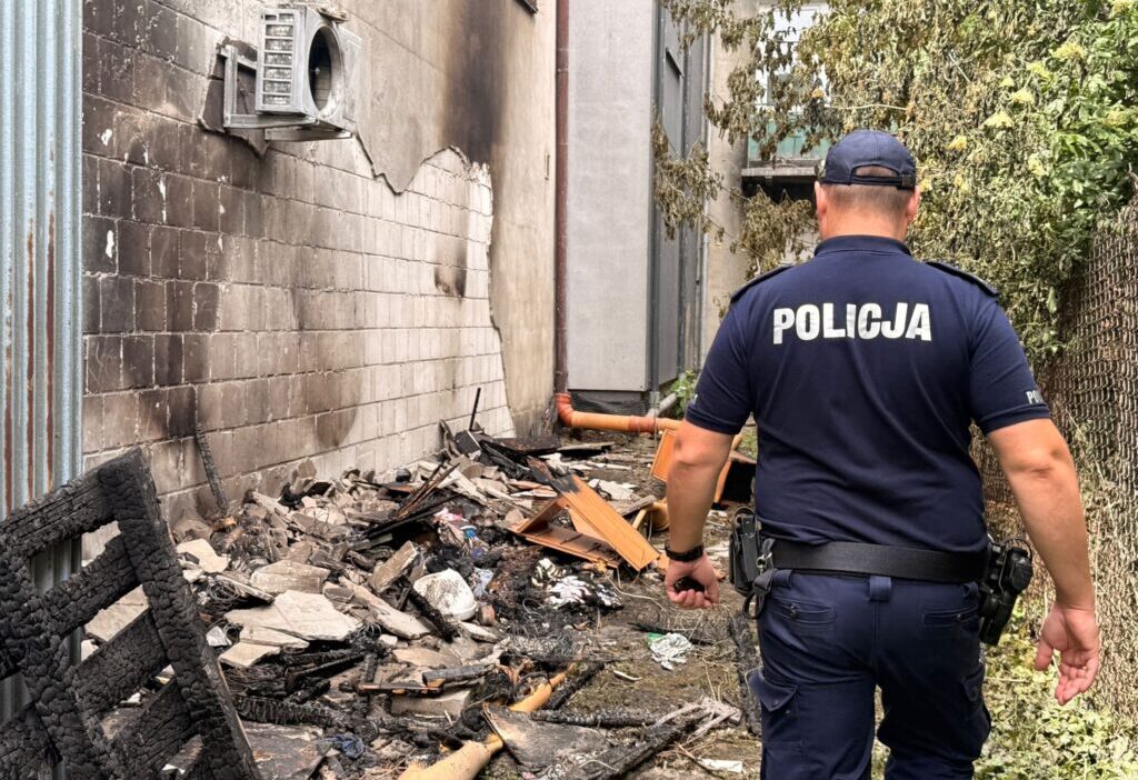 Sochaczew’de ticari binada gece yangını: polis inceleme başlattı 1 Sochaczew de ticari binada gece yangini polis inceleme baslatti 74975