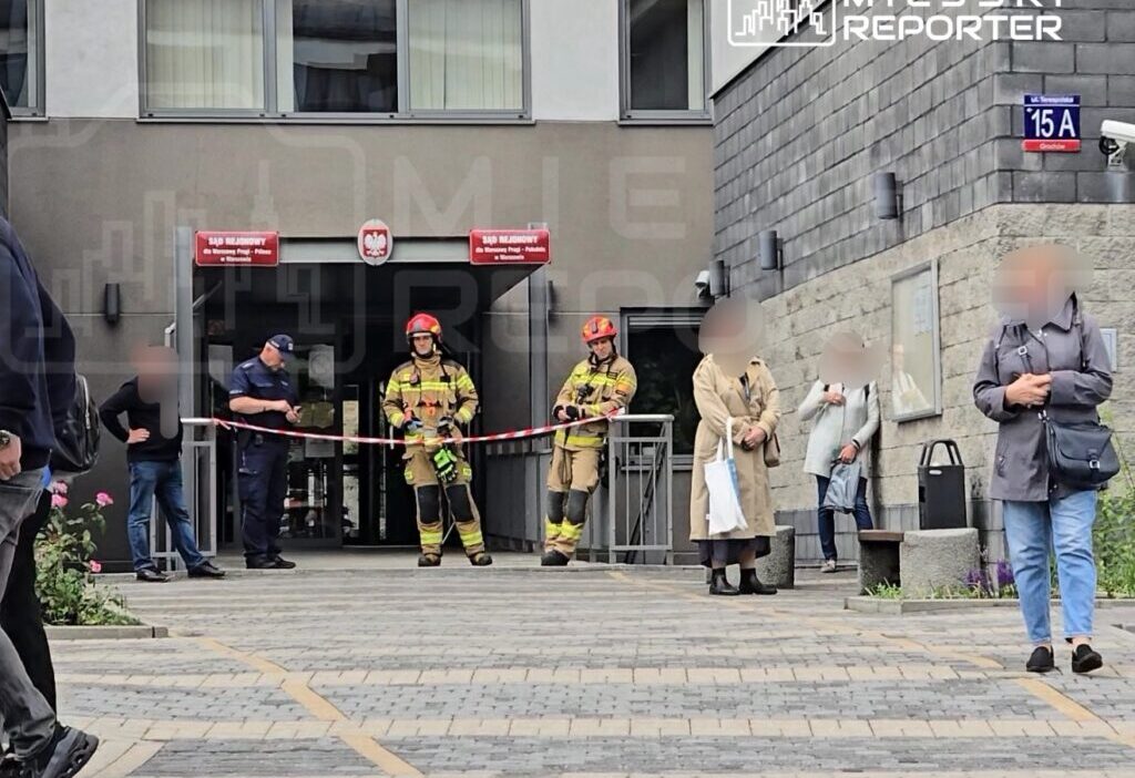 Varşova’da adliye binasına gönderilen şüpheli paket alarma geçirdi 1 Varsova da adliye binasina gonderilen supheli paket alarma gecirdi 76186