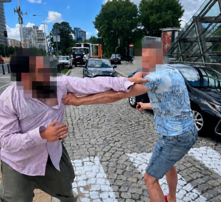 Varsova da arac cagirma uygulamasi surucusune teleskopik joplu saldiri bir gozalti 76894