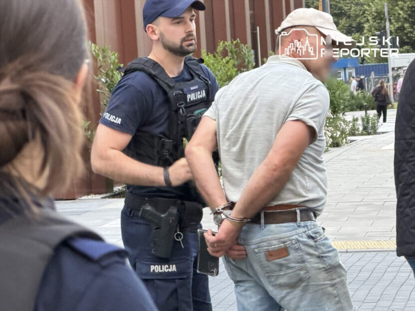 Varsova da bir otomobilde kilitli kalan hayvanlar i cin operasyon duzenlendi 76567