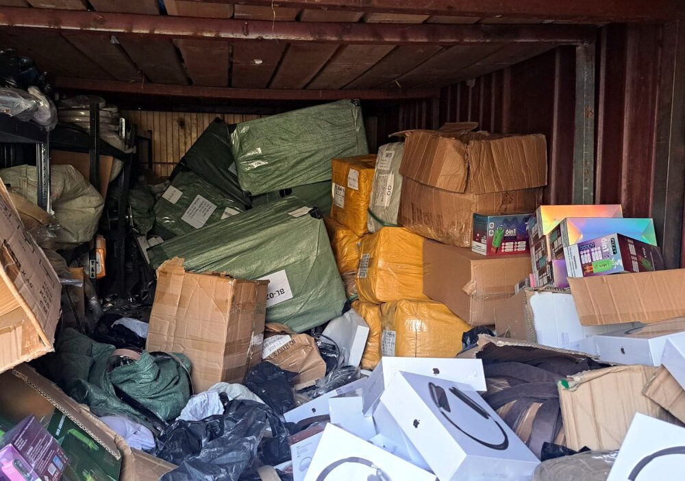 Varsova da kacakcilik operasyonu binlerce sahte urun ve bandrolsuz elektronik sigara ele gecirildi 77483