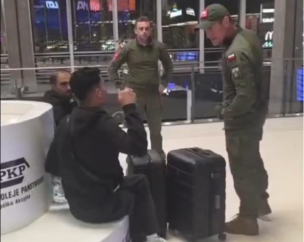 Varşova’da kendilerini kolluk kuvveti olarak tanıtan şahıslara polis soruşturması 1 Varsova da kendilerini kolluk kuvveti olarak tanitan sahislara polis sorusturmasi 77717
