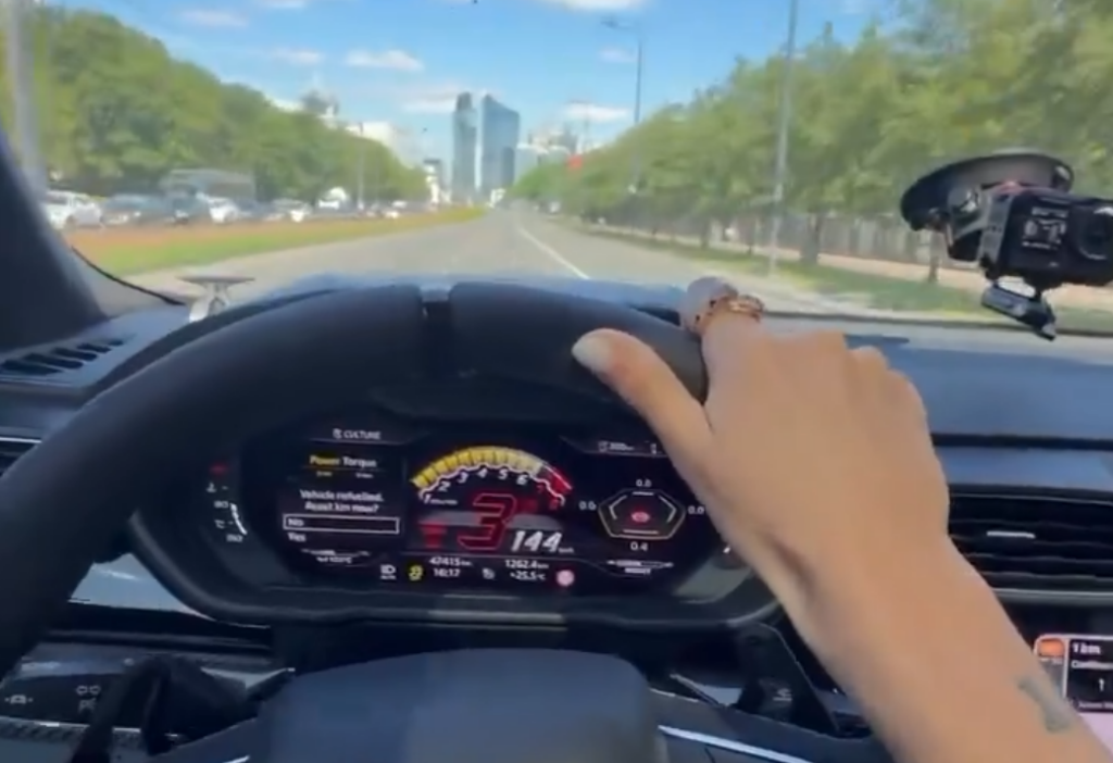 Varşova’da lamborghini ile hız i̇hlali i̇ddiası: polis i̇nceleme başlattı 1 Varsova da lamborghini ile hiz i hlali i ddiasi polis i nceleme baslatti 75256