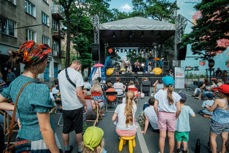 Varsova da stalowa caddesi festivali nedeniyle trafik duzenlemesi 76508