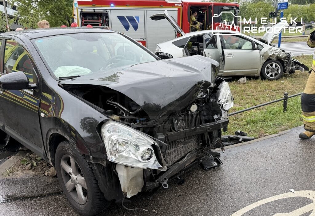 Varsova da trafik kazasi i ki otomobil carpisti bir yarali hastaneye kaldirildi 74546
