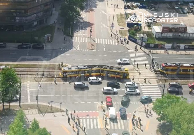 Varsova da tramvay raydan cikti ulasimda aksamalar yasaniyor 75429