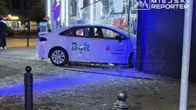 Varsova da uygulama bazli tasimacilik yapan arac giyim magazasina girdi 74733