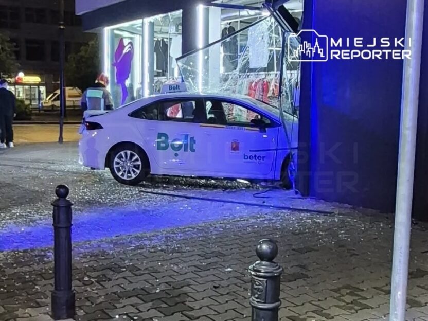 Varsova da uygulama bazli tasimacilik yapan arac giyim magazasina girdi 74733