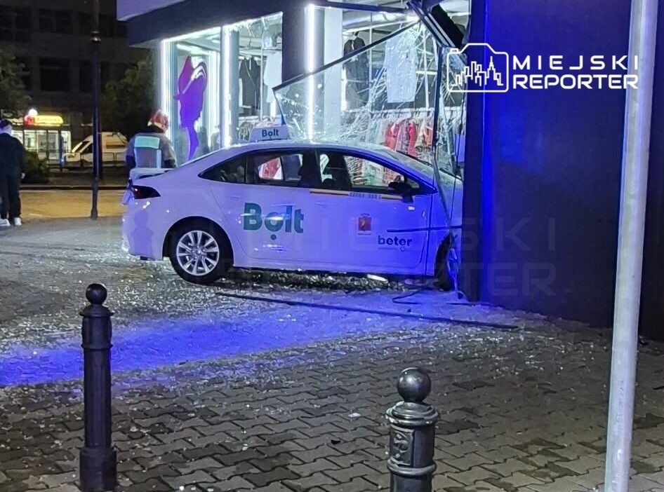 Varsova da uygulama bazli tasimacilik yapan arac giyim magazasina girdi 74733