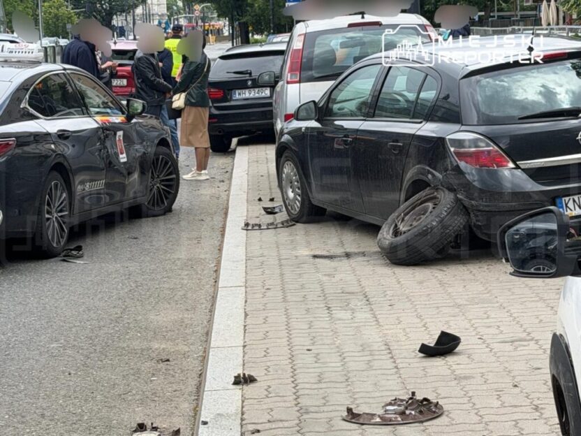 Varsova da zincirleme kaza bmw surucusu alti araca carpti 76833