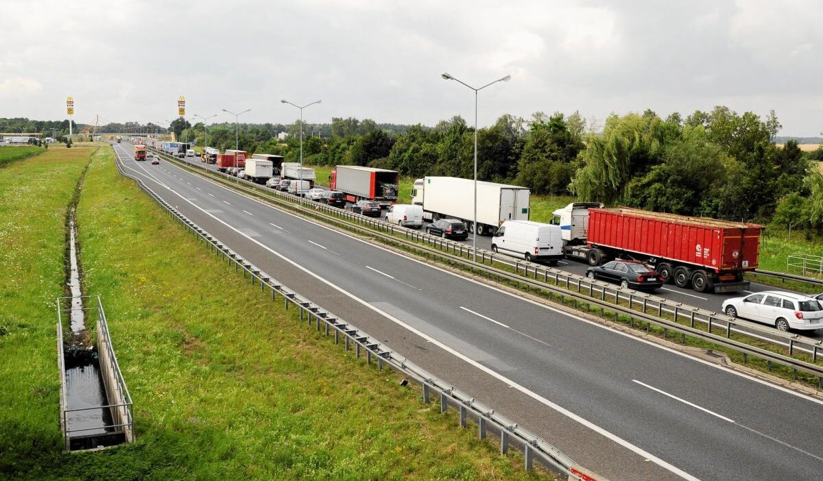Wroc aw yakinlarinda bes aracli zincirleme kaza ve polonya genelinde yeni trafik guvenligi uygulamasi 74894