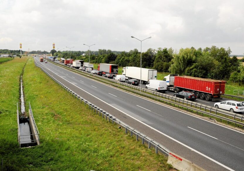 Wroc aw yakinlarinda bes aracli zincirleme kaza ve polonya genelinde yeni trafik guvenligi uygulamasi 74894